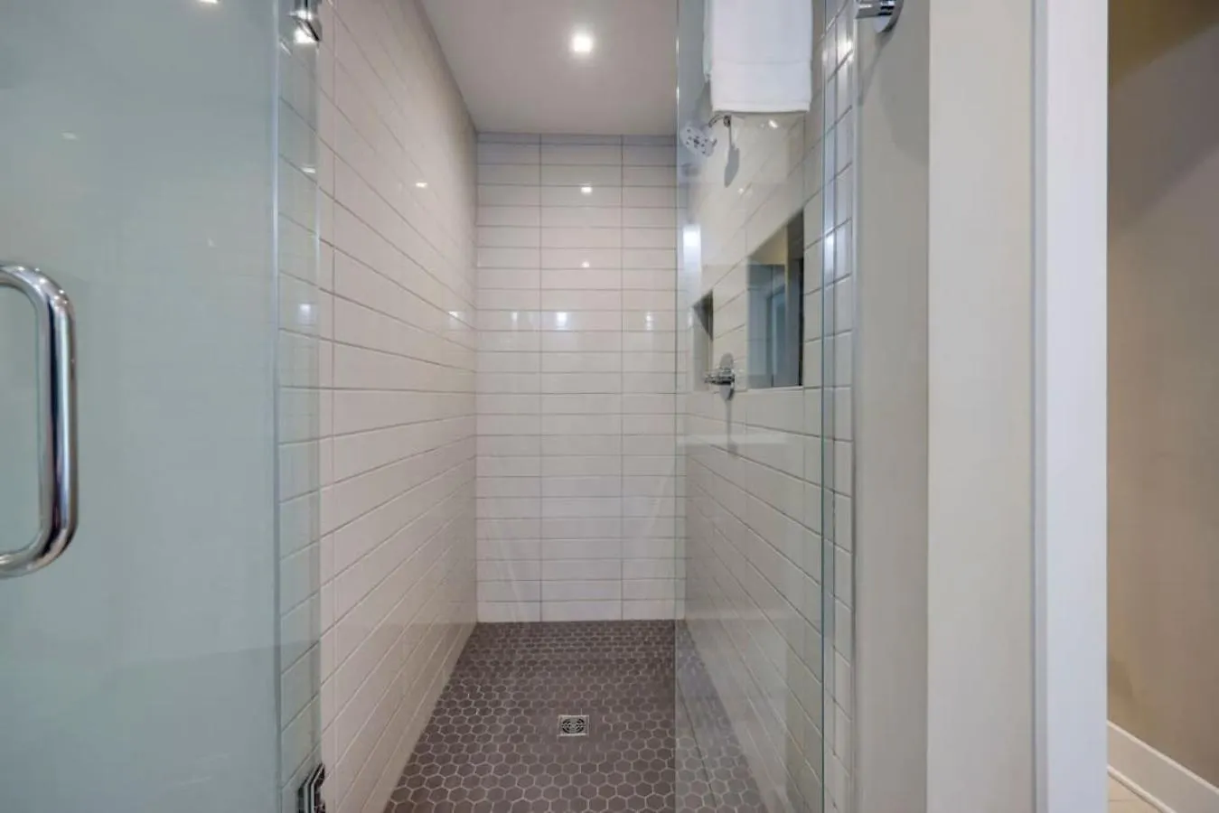 Modern Townhome, Large Game Room, 10Min To Downtown! Sleeps 10! Νάσβιλ