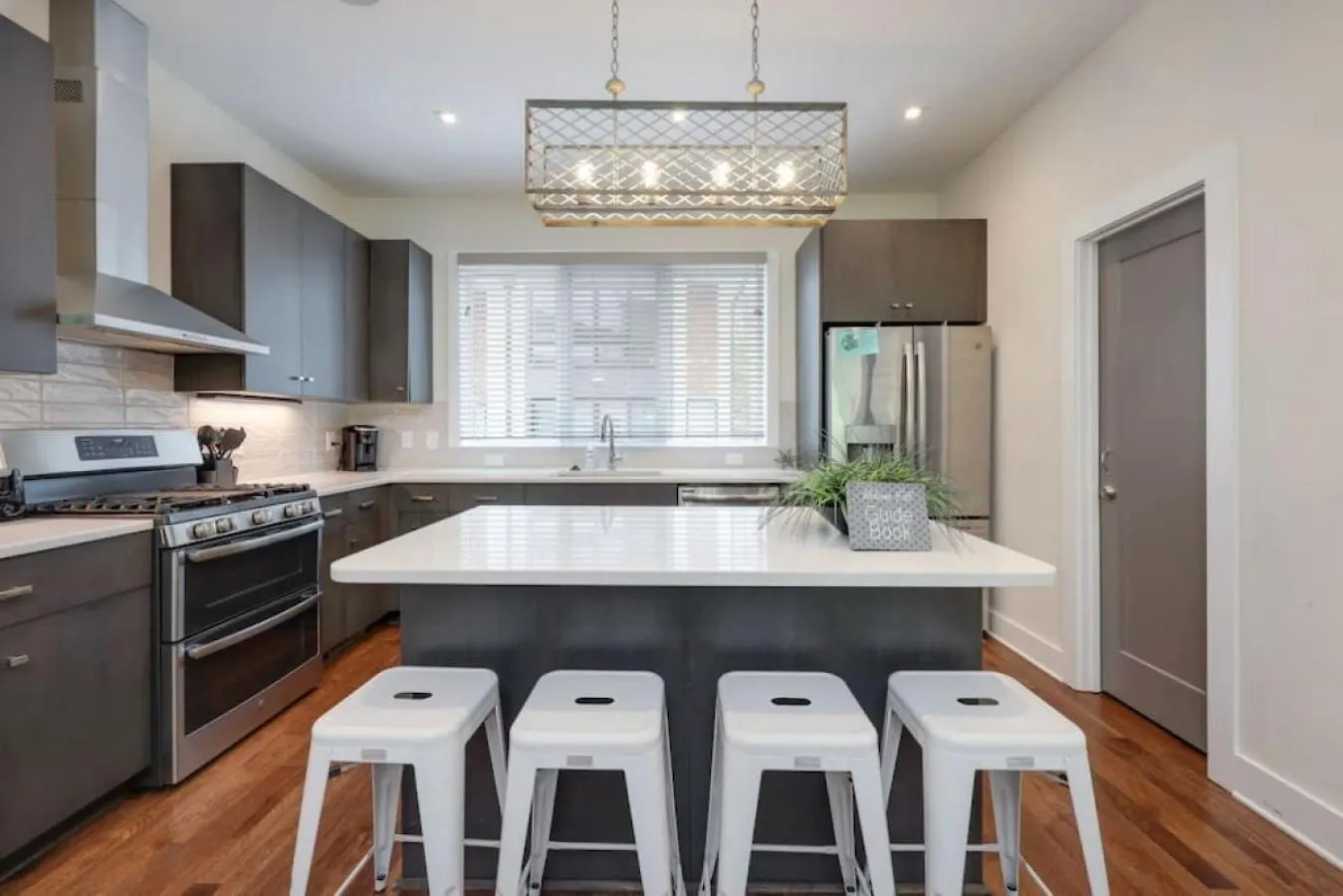 Modern Townhome, Large Game Room, 10Min To Downtown! Sleeps 10! Νάσβιλ 0*,  Ηνωμένες Πολιτείες της Αμερικής